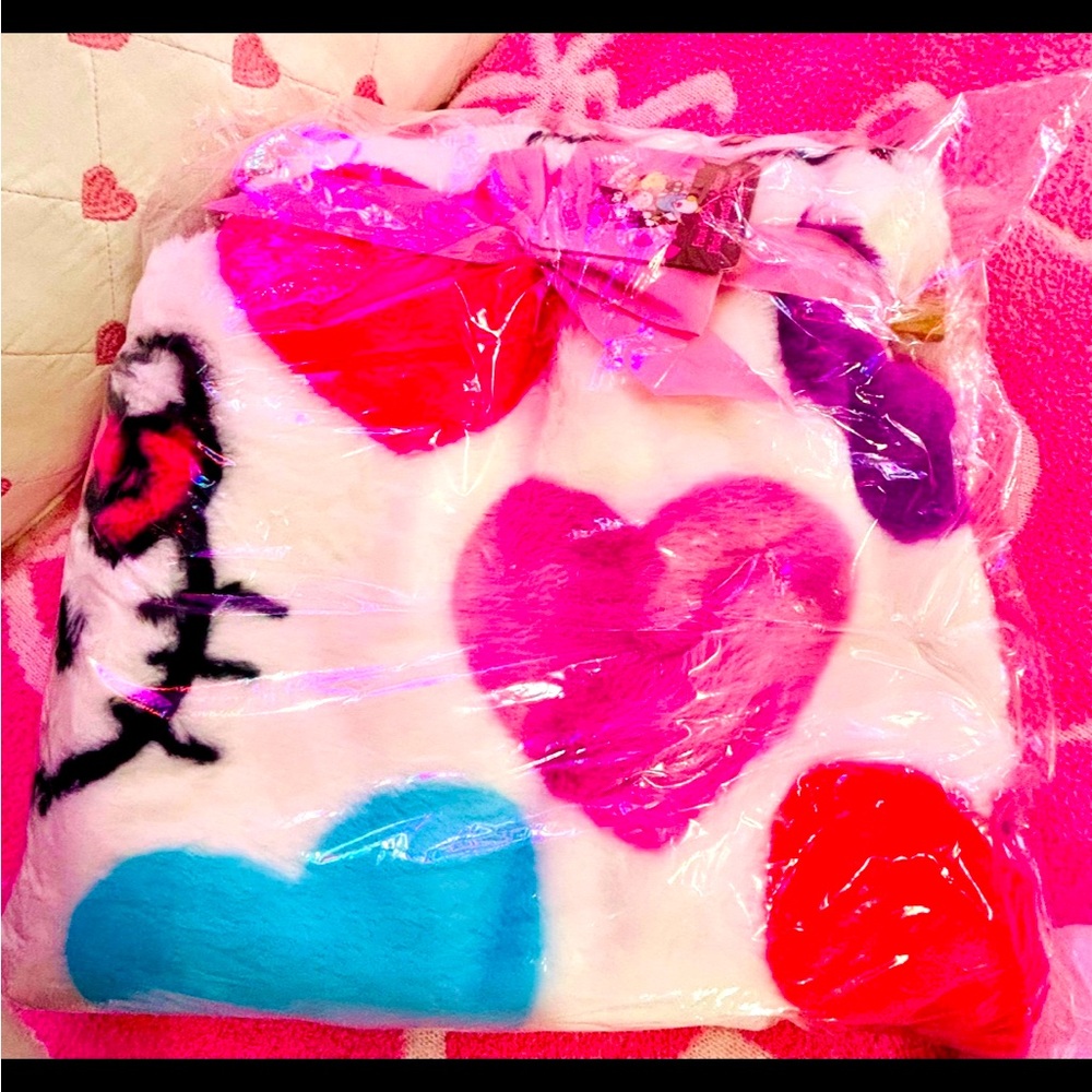 Bnwt Hello kitty Bnwt & hanger Lots Of Hearts Faux Fur Throw